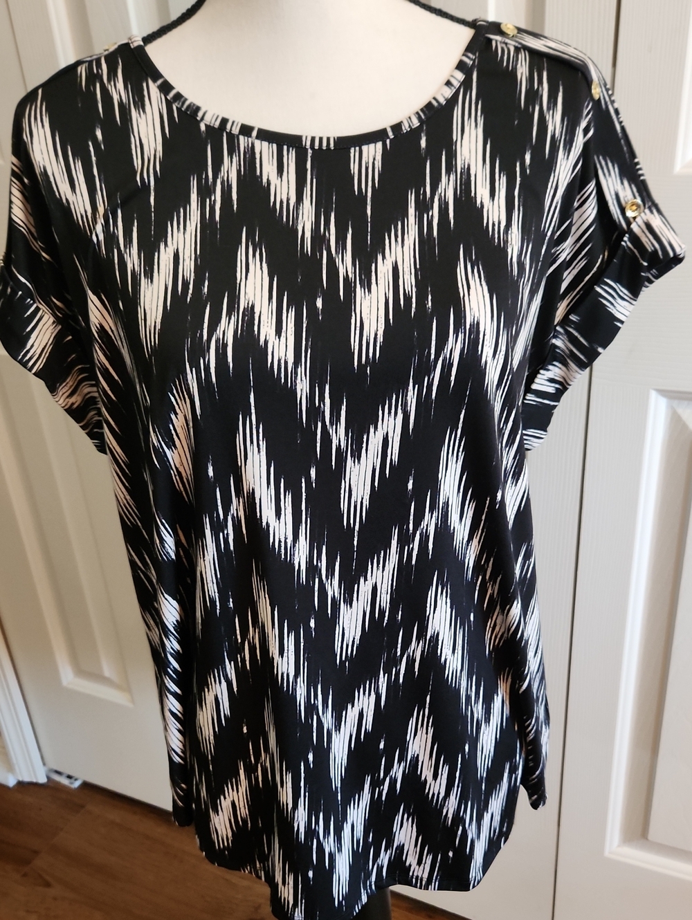 AUW Black and White Short Sleeve Patterned Top